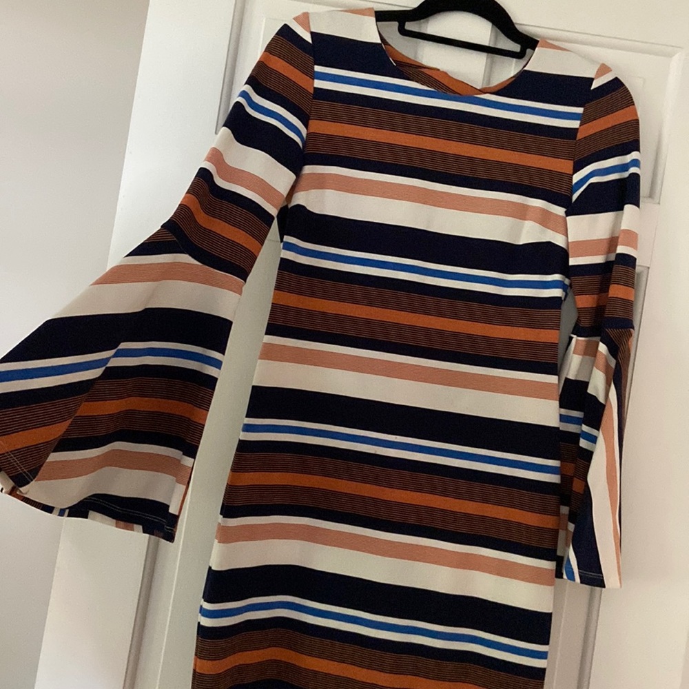 Bell sleeves fitted dress